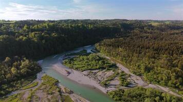 antenne visie isar rivier- en wind molens in zonnig weer in de buurt stad- van wolfratshausen in Beieren, duitsland. luftaufnahme der isar ongedaan maken der windkrachtwerk von wolfratshausen in bayern, duitsland. video