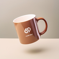 logotyp attrapp redigerbar design på ljus brun kaffe kopp psd