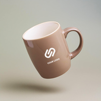 logotyp attrapp redigerbar design på ljus brun tona kaffe kopp psd