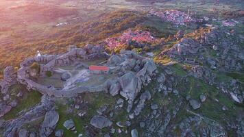 Monsanto pueblo y castillo de Monsanto a puesta de sol. Portugal. aéreo vista. zumbido se mueve hacia arriba video