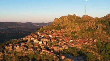 Monsanto pueblo a puesta de sol. colinas y montañas. Portugal. aéreo vista. orbital video