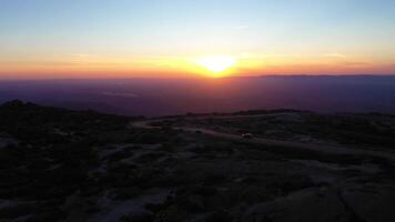 coche en la carretera en serra da estrela montañas a puesta de sol. Portugal. aéreo vista. zumbido se mueve adelante y hacia arriba video