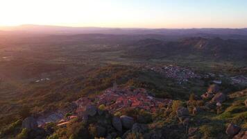 monsanto Vila às pôr do sol. colinas e montanhas. Portugal. aéreo visualizar. zangão movimentos avançar, inclinar baixa video