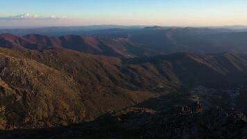 vent turbines dans le montagnes de le Portugal. serra da étoile. aérien voir. drone se déplace avant, inclinaison en haut. révéler coup video