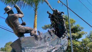 puerto escondido Oaxaca Mexiko 2023 Statue Skulptur Angler mit Fisch Brunnen im puerto escondido Mexiko. video