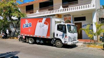 puerto escondido oaxaca méxico 2023 caminhões mexicanos transportadores de carga carros de entrega em puerto escondido méxico. video