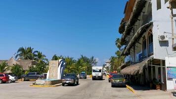 puerto escondido Oaxaca Mexiko 2022 typisch schön bunt Tourist Straße Bürgersteig Stadt puerto escondido Mexiko. video