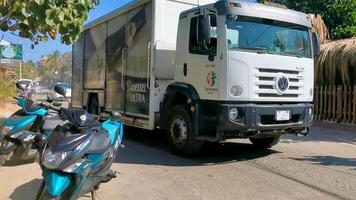 puerto escondido oaxaca mexico 2023 camiones mexicanos transportador de carga carros de entrega en puerto escondido mexico. video