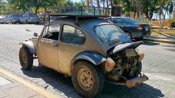 puerto escondido oaxaca Mexique 2022 cassé vers le bas voiture véhicule transport dans le atelier à l'extérieur Mexique. video