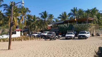 porto escondido Oaxaca México 2023 típica lindo colorida turista rua calçada cidade porto escondido México. video