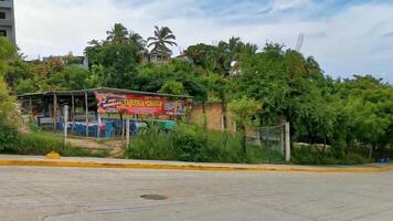 puerto escondido oaxaca Mexico 2022 bezig weg straat het rijden auto's verkeer jam puerto escondido Mexico. video