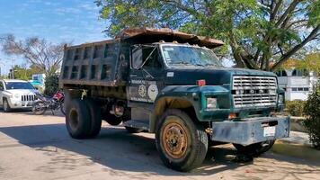 porto escondido Oaxaca México 2023 mexicano basculante descarregador despejo caminhão caminhões transportador dentro México. video