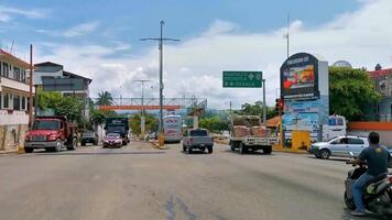 puerto escondido oaxaca mexico 2022 upptagen väg gata körning bilar trafik sylt puerto escondido Mexiko. video