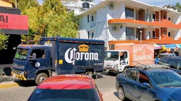 puerto escondido oaxaca Mexico 2023 Mexicaans corona bier vrachtwagens lading vervoerder levering auto's in Mexico. video