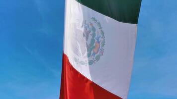 bandera roja blanca verde mexicana en zicatela puerto escondido mexico. video