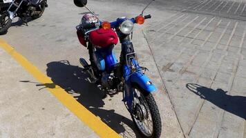 porto escondido Oaxaca México 2022 patinetes motocicletas motos ao ar livre dentro porto escondido México. video