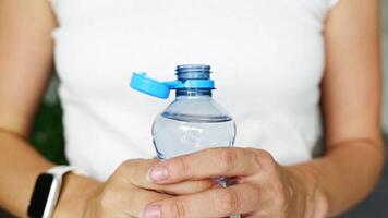 Flasche mit stationär Plastik Deckel im Frau Hand. das Neu Design meint das Deckel Überreste befestigt zu das Flasche nach Öffnung, Herstellung das ganz Paket Einfacher zu sammeln und recyceln. 4k Aufnahmen video