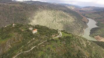 tolle Natur Landschaft von Douro Senke Portugal Antenne Aussicht video