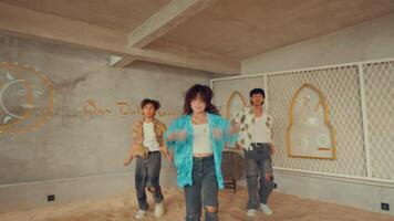 borroso movimiento de joven personas bailando a un animado casa fiesta. video