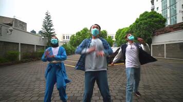 froh tanzen draußen mit Masken video