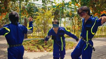 team van tuinders met gereedschap wandelen Aan een pad omringd door herfst gebladerte. video