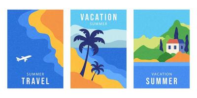 verano paisaje tarjeta o póster, conjunto con soleado playa vista, arena, mar apuntalar con azul ola y montañas, casas viaje concepto, vacaciones, vacaciones ilustraciones vector