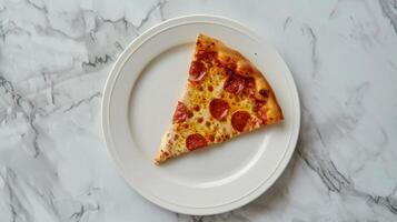 un rebanada de pepperoni Pizza en un blanco plato foto