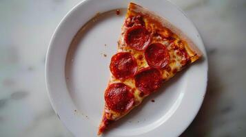 un rebanada de pepperoni Pizza en un blanco plato foto