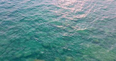 aérien drone vue de le rocheux littoral avec clair turquoise mer video