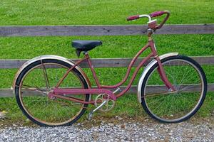 ciudad cruzada, Tennesse Estados Unidos - mayo 10, 2023 Clásico 1960 muchachas Schwinn bicicleta completar de cerca foto