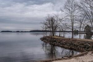 melancólico invierno día a el lago foto