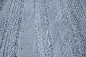 huellas de neumáticos en la nieve foto