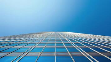 alto edificio con un montón de ventanas en contra un azul cielo foto