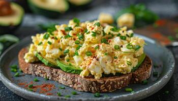 revuelto huevos en brindis con aguacate y cebollín foto