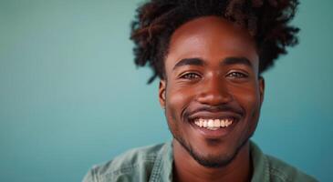 sonriente negro hombre con rastas en contra azul antecedentes foto