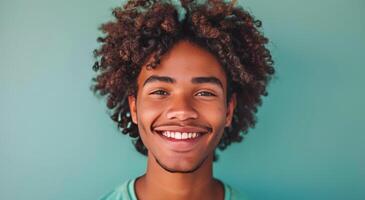 sonriente negro hombre con rastas en contra azul antecedentes foto