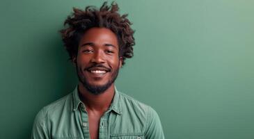 sonriente negro hombre con rastas en verde antecedentes foto