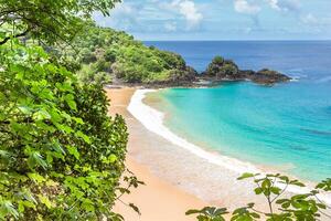 Fernando Delaware noronha, Brasil. ver de sancho playa en Fernando Delaware noronha isla. ver sin nadie en el playa. foto