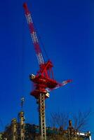 grua a el debajo construcción detrás el azul cielo en tokio foto
