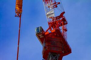 grua a el debajo construcción en tokio de cerca foto