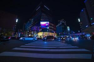 un calle a el céntrico en ginza tokio a noche foto