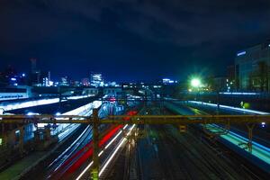 un tren a ueno estación a noche amplio Disparo largo exposición foto