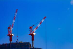 grua a el debajo construcción detrás el azul cielo en tokio foto