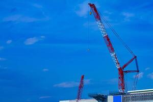 grúas a el debajo construcción en tokio foto