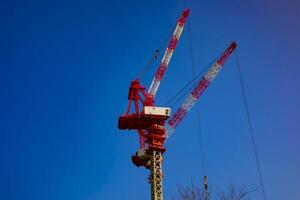 grua a el debajo construcción detrás el azul cielo en tokio foto