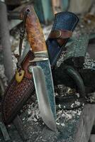 bushcraft cuchillo encargarse de con burlwood y cuero vaina es hecho a mano foto