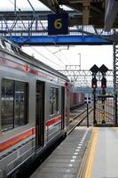 viajero diario al trabajo línea o eléctrico tren en Jacarta, Indonesia foto