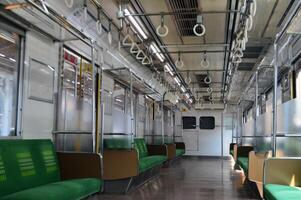 interior viajero diario al trabajo línea o eléctrico tren en Jacarta, Indonesia foto