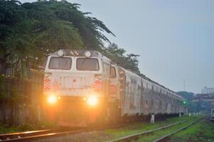 viajero diario al trabajo línea o eléctrico tren en Jacarta, Indonesia foto