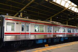 viajero diario al trabajo línea o eléctrico tren en Jacarta, Indonesia. foto